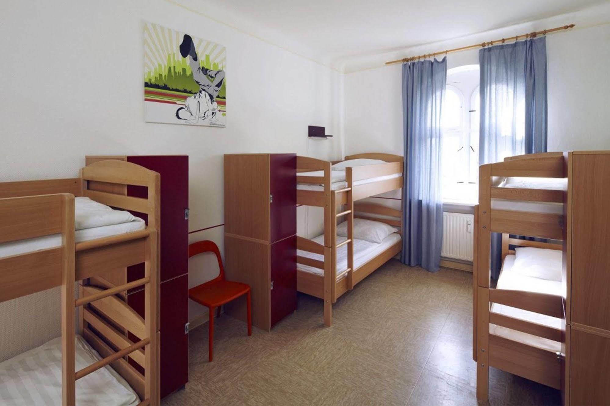 Three Little Pigs - Your Castle Albergue *