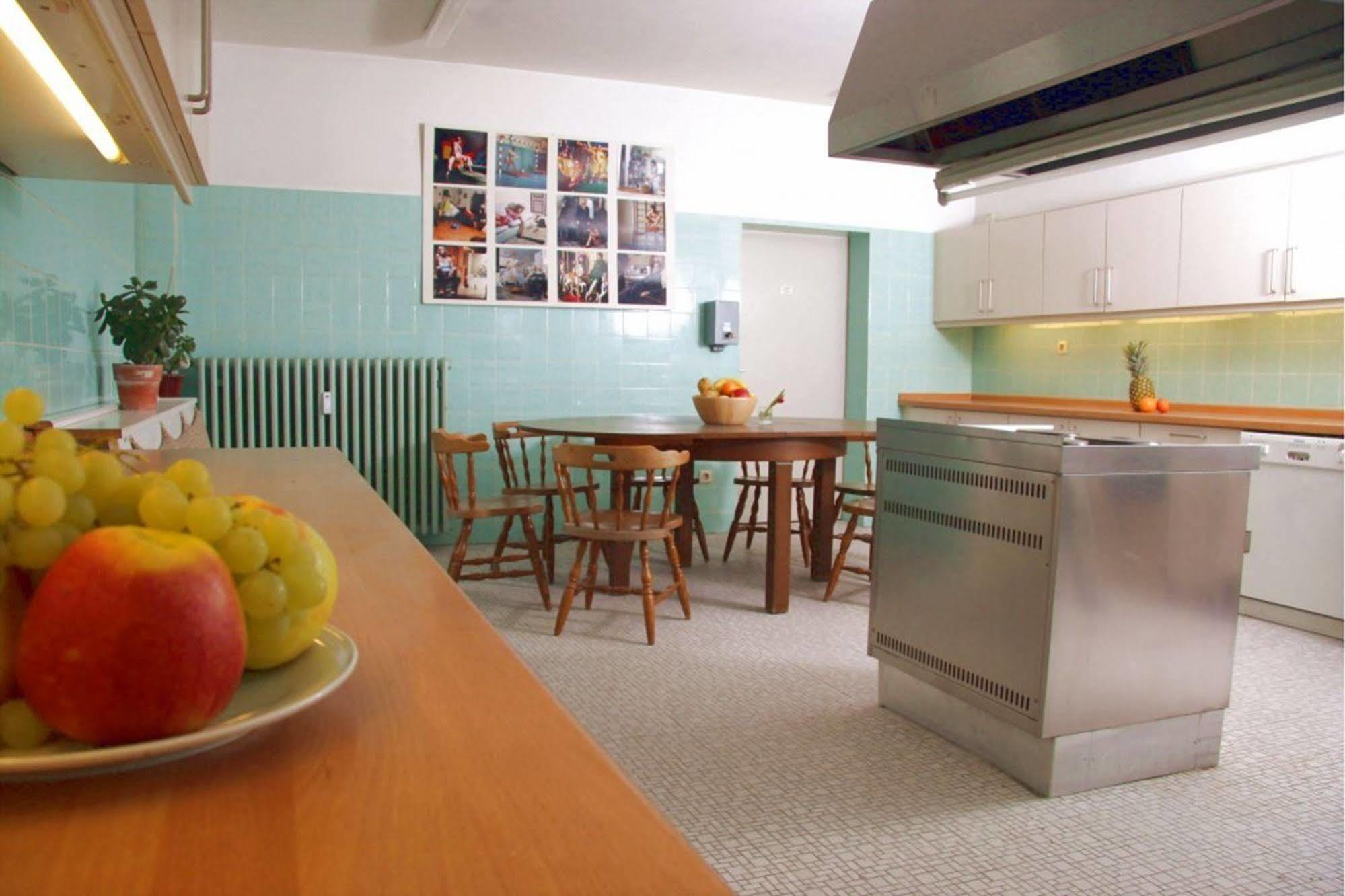 Three Little Pigs - Your Castle Albergue