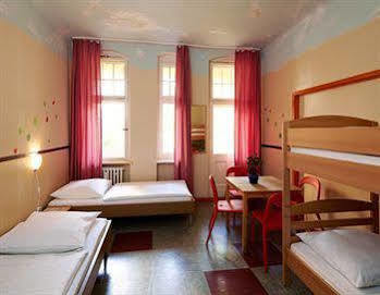 Three Little Pigs - Your Castle Albergue *